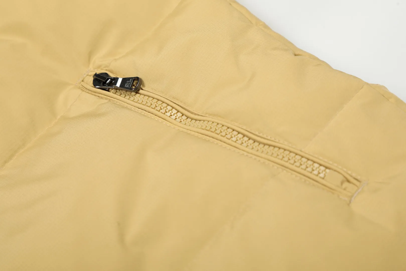 P720 Top quality" Style number: 9003# [Ralph Lauren winter basic classic embroidered men's and women's couple's same style hooded down jacket] ✅Ralph Lauren American retro chest zipper high version top-fill winter down jacket ✅100% high-quality white duck down, high version top-fill capacity ✅Double-layer inner velvet to strictly prevent velvet running ✅Built-in adjustable drawstring, windproof and coldproof, considerate and in place ✅Original version The maximum size can be worn up to 200 pounds. Loose and comfortable, no pressure. ✅Same style for male and female couples. Recommended OOTD outfits in winter~ Size: S-XL Color: Black, milky white, khaki, navy blue, military green
